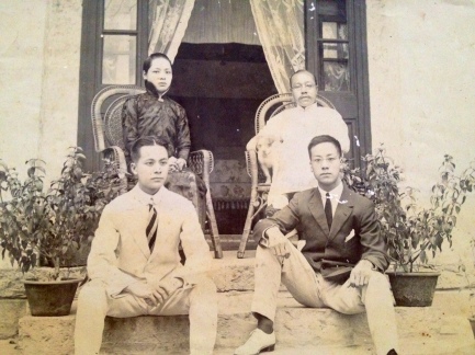 Seated on steps: Peter Wai Mun and Harry Wei Han; their aunt and uncle are seated behind